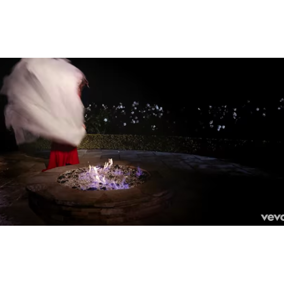 Mariah Carey mettant sa robe de mariée en feu dans le clip "I Don't", publié le 3 février 2017
