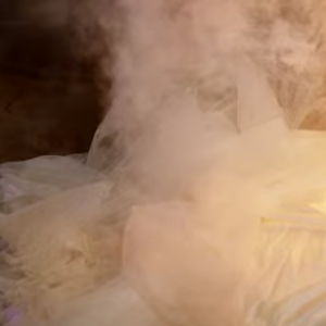 Mariah Carey mettant sa robe de mariée en feu dans le clip "I Don't", publié le 3 février 2017