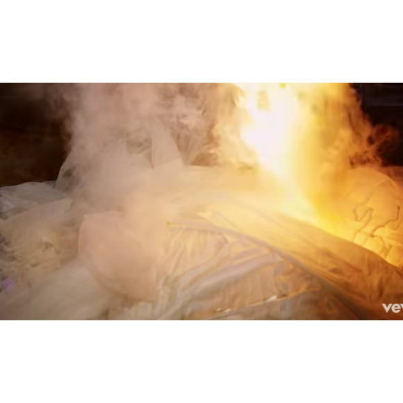 Mariah Carey mettant sa robe de mariée en feu dans le clip "I Don't", publié le 3 février 2017