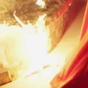 Mariah Carey mettant sa robe de mariée en feu dans le clip "I Don't", publié le 3 février 2017