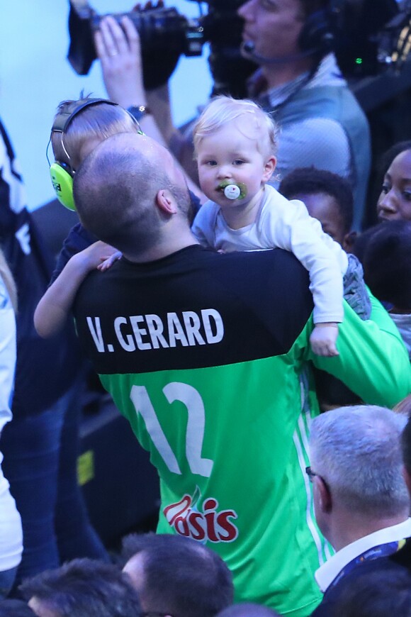 Vincent Gérard avec son fils Gabriel et sa fille dans les bras après la victoire de la France contre la Norvège en finale du Mondial de handball à l'AccorHotels Arena à Paris, le 29 janvier 2017. © Cyril Moreau/Bestimage