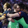 Vincent Gérard et Nikola Karabatic se félicitent après la victoire de la France contre la Norvège en finale du Mondial de handball à l'AccorHotels Arena à Paris, le 29 janvier 2017.