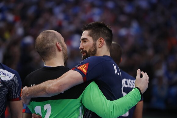Vincent Gérard et Nikola Karabatic se félicitent après la victoire de la France contre la Norvège en finale du Mondial de handball à l'AccorHotels Arena à Paris, le 29 janvier 2017.