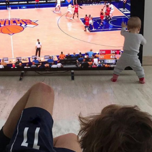 Antoine Griezmann avec sa fille Mia pour un dimanche de détente en famille. Photo postée sur Instagram le 5 février 2017.