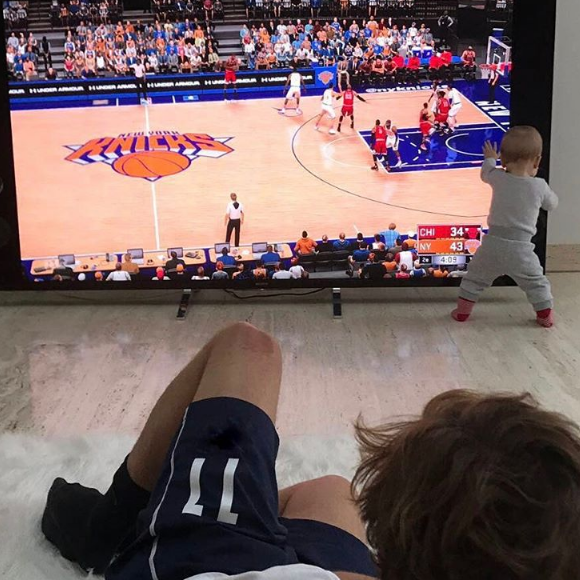Antoine Griezmann avec sa fille Mia pour un dimanche de détente en famille. Photo postée sur Instagram le 5 février 2017.