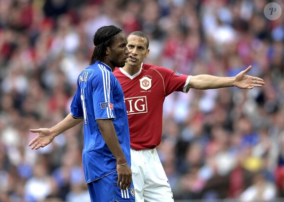 Rio Ferdinand face à Didier Drogba en mai 2007.