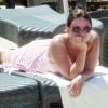 Rebecca Ferdinand, femme de Rio Ferdinand, en vacances à Paphos en juin 2012. Rebecca est morte des suites d'un cancer foudroyant en mai 2015 ; deux ans après, Rio Ferdinand évoquera au printemps 2017 son travail de deuil dans un documentaire de BBC One.