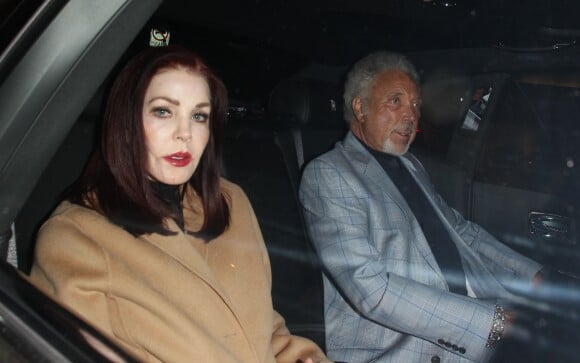 Priscilla Presley et Tom Jones sortant après une soirée passée au Craig's à West Hollywood, le 19 janvier 2017.