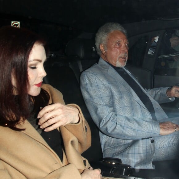 Priscilla Presley et Tom Jones sortant après une soirée passée au Craig's à West Hollywood, le 19 janvier 2017.