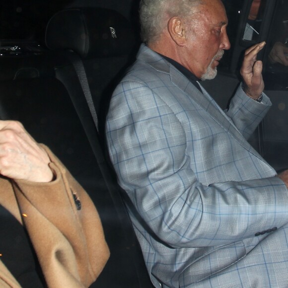 Priscilla Presley et Tom Jones sortant après une soirée passée au Craig's à West Hollywood, le 19 janvier 2017.
