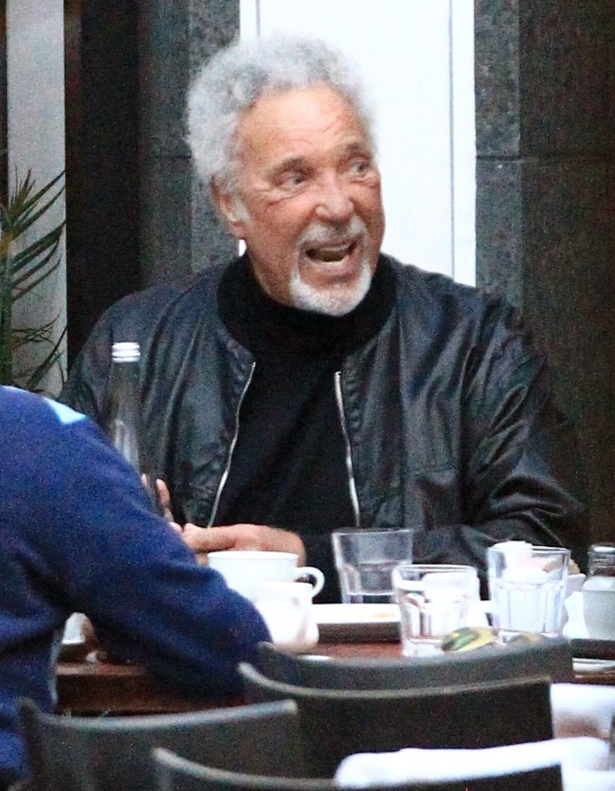 Photo Exclusif Tom Jones est allé diner avec des amis au restaurant