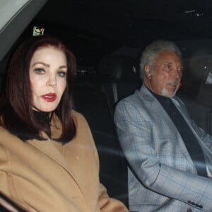 Priscilla Presley et Tom Jones sortant après une soirée passée au Craig's à West Hollywood, le 19 janvier 2017.