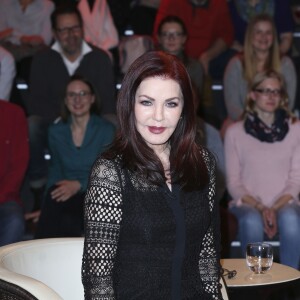 Priscilla Presley sur le plateau d'une émission de la ZDF à Hambourg le 6 décembre 2016.
