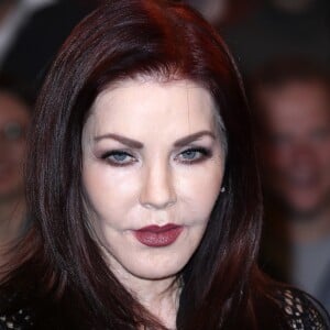 Priscilla Presley sur le plateau d'une émission de la ZDF à Hambourg le 6 décembre 2016.