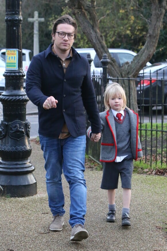 Exclusif - Jamie Oliver est venu chercher son fils Buddy Bear Maurice à L'école à Londres le 9 décembre 2016