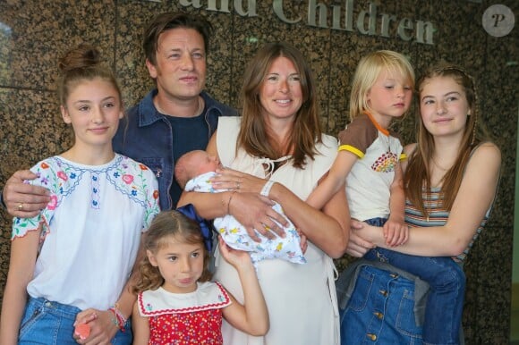 Jamie Oliver et sa femme Jools présentent leur 5ème enfant , un garçon, en sortant de l'hôpital Portland à Londres, le 8 août 2016 en présence de leurs enfants Poppy Honey (14 ans), Daisy Boo (12 ans), Petal Blossom (6 ans) et Buddy Bear (5 ans).