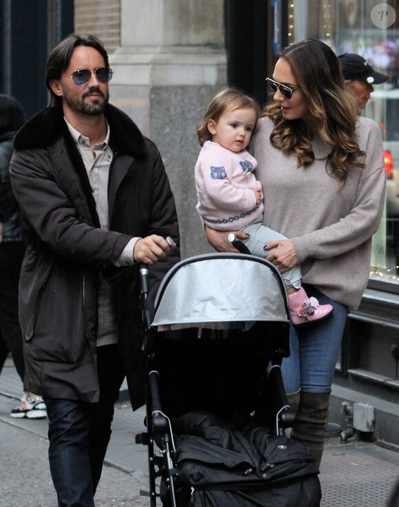 Jay Rutland avec sa femme Tamara Ecclestone et leur fille Sophia se promènent à New York le 12 décembre 2015.