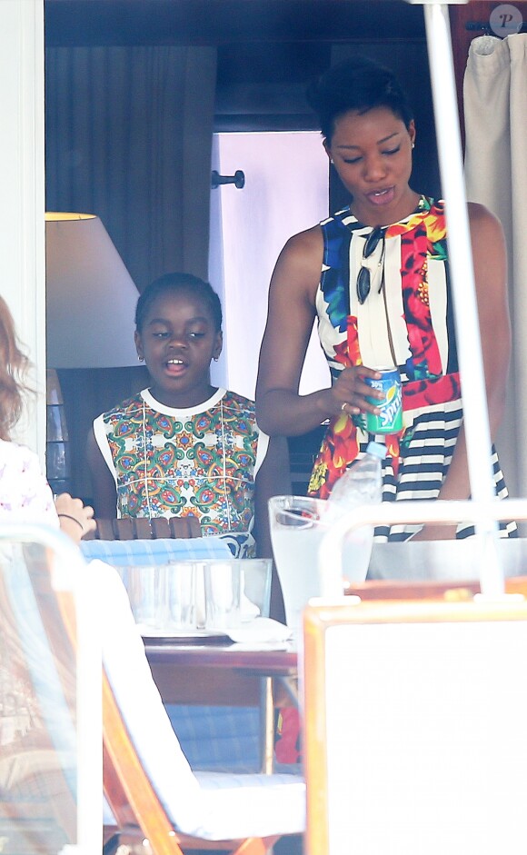 Mercy James (la fille de Madonna) - Madonna a loué un yacht avec ses enfants pour assister au festival International d'Art Pyrotechnique dans la baie de Cannes le 7 août 2014.