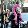 Exclusif - Mariah Carey, accompagnée de son compagnon Bryan Tanaka, emmène ses enfants Moroccan et Monroe Cannon à leur cours de gym à Los Angeles. Elle porte un écusson XXL en forme de chat sur son jean! Le 26 janvier 2017