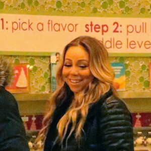 Exclusif - Bryan Tanaka et Monroe Cannon - Mariah Carey achète des yaourts glacés avec ses enfants et son compagnon B.Tanaka à Los Angeles le 25 janvier 2017. Elle porte toujours à l'annulaire la bague de fiançailles de son ancien compagnon