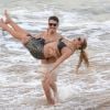 Exclusif - Mariah Carey et son nouveau compagnon le chorégraphe Bryan Tanaka s'embrassent et s'amusent sur la plage à Hawaii, le 28 novembre 2016.
