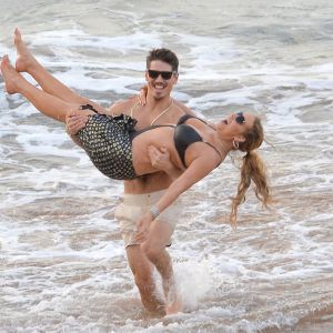 Exclusif - Mariah Carey et son nouveau compagnon le chorégraphe Bryan Tanaka s'embrassent et s'amusent sur la plage à Hawaii, le 28 novembre 2016.