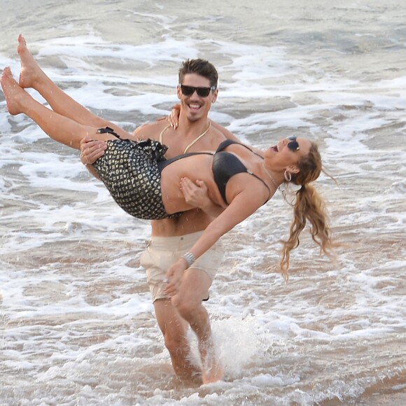 Exclusif - Mariah Carey et son nouveau compagnon le chorégraphe Bryan Tanaka s'embrassent et s'amusent sur la plage à Hawaii, le 28 novembre 2016.