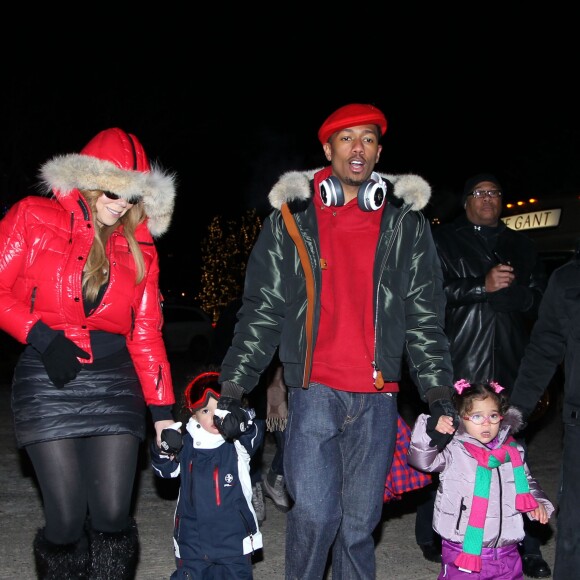 Mariah Carey, Moroccan Cannon, Nick Cannon, Monroe Cannon - Mariah Carey, son mari Nick Cannon et leurs jumeaux Moroccan et Monroe sortent se promener a Aspen, le 23 decembre 2013 ou ils passent quelques jours.