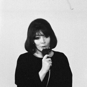 Archives - En France, à Paris, sur le plateau de l'émission "Sur la pointe des pieds", Juliette GRECO chantant et la chanteuse BARBARA en janvier 1969.