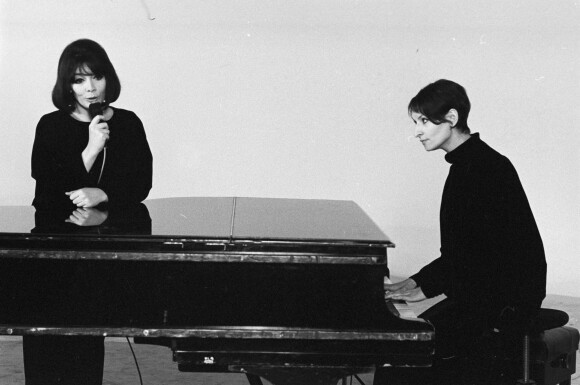Archives - En France, à Paris, sur le plateau de l'émission "Sur la pointe des pieds", Juliette GRECO chantant et la chanteuse BARBARA en janvier 1969.