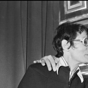 Barbara embrasse Claude Nougaro à Paris en 1974.