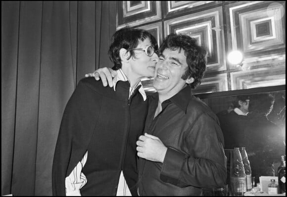 Barbara embrasse Claude Nougaro à Paris en 1974.