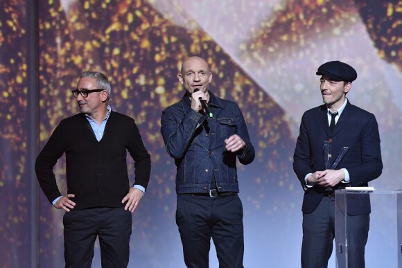 Louise Attaque a reçu la Victoire de la Musique de l'album rock de l'année pour Anomalie le 10 février 2017 au Zénith de Paris. La quatrième Victoire du groupe, la septième de Gaëtan Roussel.