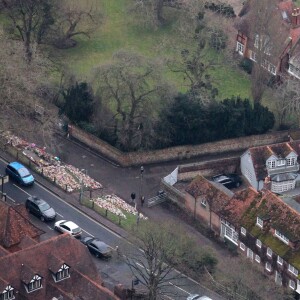 Exclusif - Les fans continuent à déposer des fleurs devant le domicile du chanteur George Michael, décédé le 25 décembre dernier à Goring sur le bord de la Tamise au Royaume-Uni le 2 février 2017.  Exclusive - For Germany call for price - Goring, UK. February 2, 2017 - Floral tributes are left outside the home of pop singer George Michael's home in Goring-on-Thames in England, where he passed away on December 25. The 16th Century property was brought by the Faith star around 2001 and had been his main home for a number of years. Fans have flocked to pay homage to the star since his passing.02/02/2017 - Goring