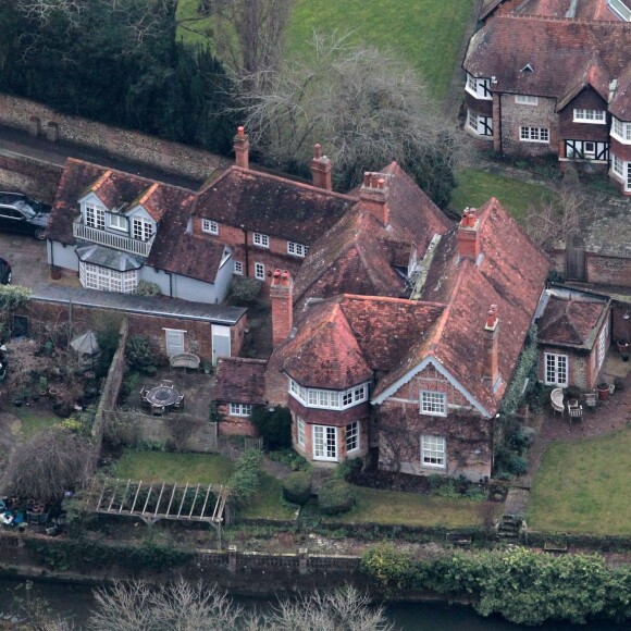 Exclusif - Les fans continuent à déposer des fleurs devant le domicile du chanteur George Michael, décédé le 25 décembre dernier à Goring sur le bord de la Tamise au Royaume-Uni le 2 février 2017.  Exclusive - For Germany call for price - Goring, UK. February 2, 2017 - Floral tributes are left outside the home of pop singer George Michael's home in Goring-on-Thames in England, where he passed away on December 25. The 16th Century property was brought by the Faith star around 2001 and had been his main home for a number of years. Fans have flocked to pay homage to the star since his passing.02/02/2017 - Goring