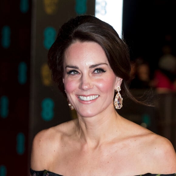 Kate Middleton (robe Alexander McQueen), la duchesse de Cambridge arrive à la cérémonie des British Academy Film Awards (BAFTA) au Royal Albert Hall à Londres, le 12 février 2017.