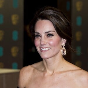 Kate Middleton (robe Alexander McQueen), la duchesse de Cambridge arrive à la cérémonie des British Academy Film Awards (BAFTA) au Royal Albert Hall à Londres, le 12 février 2017.