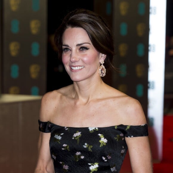 Kate Middleton (robe Alexander McQueen), la duchesse de Cambridge arrive à la cérémonie des British Academy Film Awards (BAFTA) au Royal Albert Hall à Londres, le 12 février 2017.