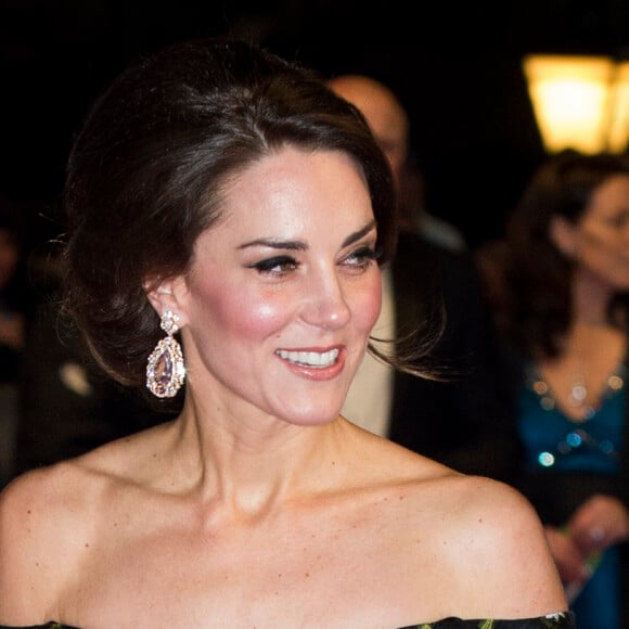 Kate Middleton (robe Alexander McQueen), la duchesse de Cambridge arrive à la cérémonie des British Academy Film Awards (BAFTA) au Royal Albert Hall à Londres, le 12 février 2017.