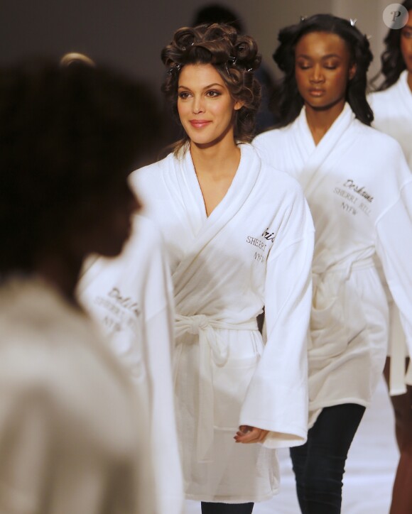 Iris Mittenaere (Miss Univers) défile pour Sherri Hill lors de la Fashion Week à New York, le 13 février 2017. Elle défile pour la première fois depuis son élection.