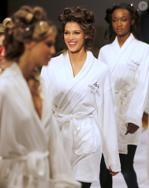 Iris Mittenaere (Miss Univers) défile pour Sherri Hill lors de la Fashion Week à New York, le 13 février 2017. Elle défile pour la première fois depuis son élection.