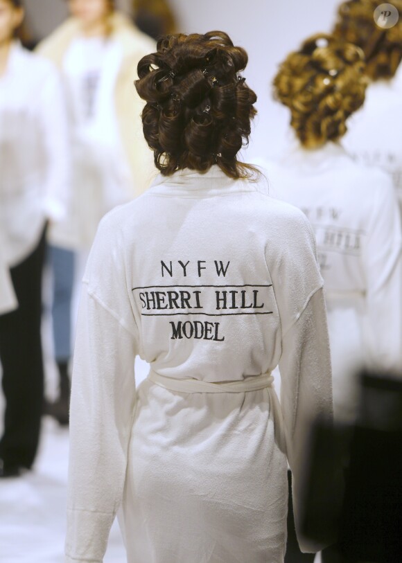 Iris Mittenaere (Miss Univers) défile pour Sherri Hill lors de la Fashion Week à New York, le 13 février 2017. Elle défile pour la première fois depuis son élection.