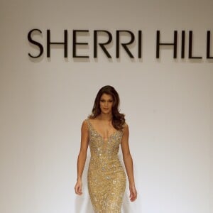 Iris Mittenaere (Miss Univers) défile pour Sherri Hill lors de la Fashion Week à New York, le 13 février 2017. Elle défile pour la première fois depuis son élection.