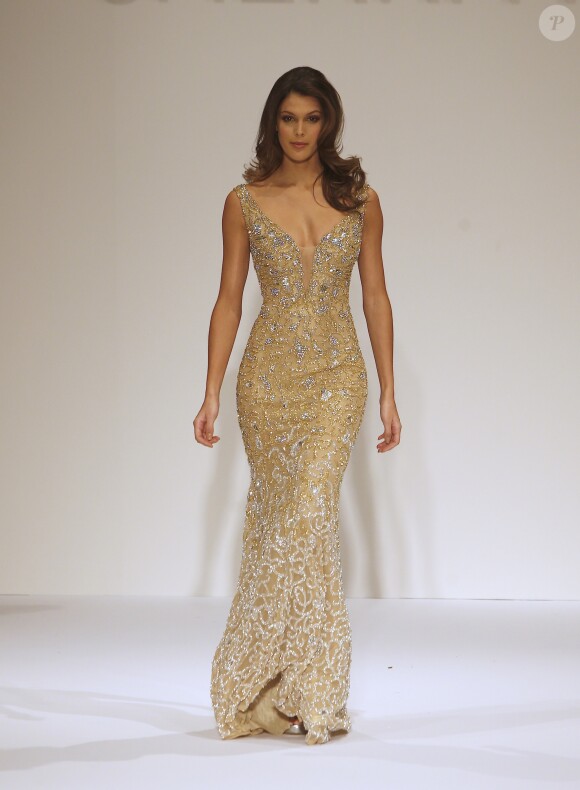 Iris Mittenaere (Miss Univers) défile pour Sherri Hill lors de la Fashion Week à New York, le 13 février 2017. Elle défile pour la première fois depuis son élection.