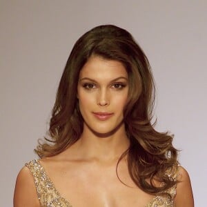 Iris Mittenaere (Miss Univers) défile pour Sherri Hill lors de la Fashion Week à New York, le 13 février 2017. Elle défile pour la première fois depuis son élection.