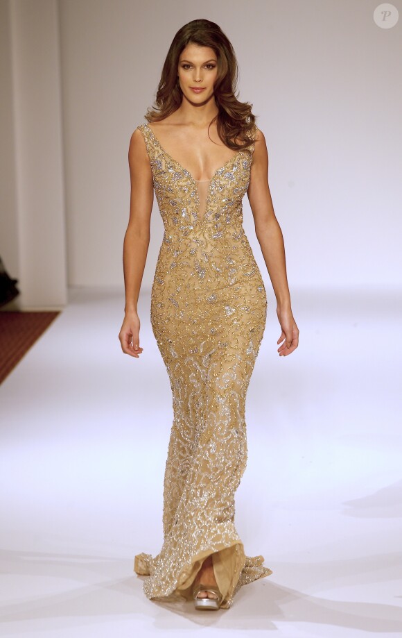 Iris Mittenaere (Miss Univers) défile pour Sherri Hill lors de la Fashion Week à New York, le 13 février 2017. Elle défile pour la première fois depuis son élection.
