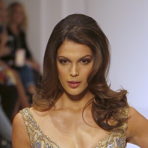 Iris Mittenaere (Miss Univers) défile pour Sherri Hill lors de la Fashion Week à New York, le 13 février 2017. Elle défile pour la première fois depuis son élection.