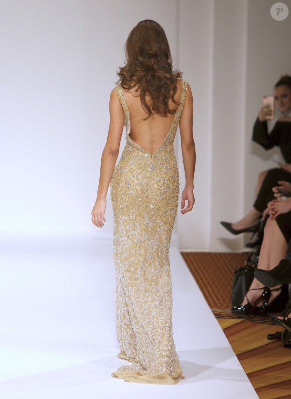Iris Mittenaere (Miss Univers) défile pour Sherri Hill lors de la Fashion Week à New York, le 13 février 2017. Elle défile pour la première fois depuis son élection.