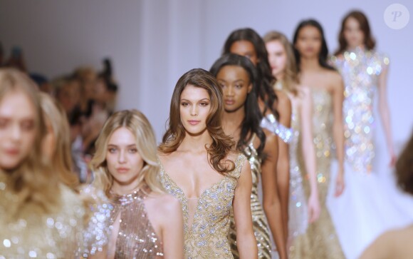 Iris Mittenaere (Miss Univers) défile pour Sherri Hill lors de la Fashion Week à New York, le 13 février 2017. Elle défile pour la première fois depuis son élection.