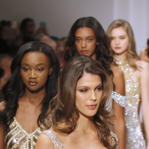 Iris Mittenaere (Miss Univers) défile pour Sherri Hill lors de la Fashion Week à New York, le 13 février 2017. Elle défile pour la première fois depuis son élection.